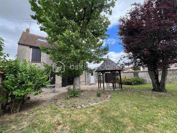 À 15 min sud d'Étampes, ville avec commerces, médecins, écoles. 
Cette charmante maison familiale et conviviale de 160 m² vous propose une entrée, un séjour lumineux avec cheminée, cuisine ouverte, un coin bureau pouvant être transformé en chambre, buanderie et 1 WC. A l'étage on découvre 3 chambres, une salle de bain avec WC et pour finir vous pourrez profiter d'une spacieuse chambre de plus de 45m² au dernier étage. La maison offre egalement une superbe cave voutrée, un grand garage et un beau jardin de 503m² clos de mur et arboré.

Le bien dispose d'un système de chauffage individuel électrique et un vitrage double,  coup de cœur !  Contactez ALEXANDRE CARDONNEL pour plus d’informations.