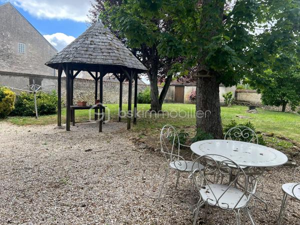 À 15 min sud d'Étampes, ville avec commerces, médecins, écoles. 
Cette charmante maison familiale et conviviale de 160 m² vous propose une entrée, un séjour lumineux avec cheminée, cuisine ouverte, un coin bureau pouvant être transformé en chambre, buanderie et 1 WC. A l'étage on découvre 3 chambres, une salle de bain avec WC et pour finir vous pourrez profiter d'une spacieuse chambre de plus de 45m² au dernier étage. La maison offre egalement une superbe cave voutrée, un grand garage et un beau jardin de 503m² clos de mur et arboré.

Le bien dispose d'un système de chauffage individuel électrique et un vitrage double,  coup de cœur !  Contactez ALEXANDRE CARDONNEL pour plus d’informations.