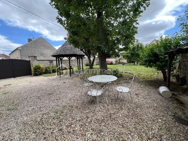 À 15 min sud d'Étampes, ville avec commerces, médecins, écoles. 
Cette charmante maison familiale et conviviale de 160 m² vous propose une entrée, un séjour lumineux avec cheminée, cuisine ouverte, un coin bureau pouvant être transformé en chambre, buanderie et 1 WC. A l'étage on découvre 3 chambres, une salle de bain avec WC et pour finir vous pourrez profiter d'une spacieuse chambre de plus de 45m² au dernier étage. La maison offre egalement une superbe cave voutrée, un grand garage et un beau jardin de 503m² clos de mur et arboré.

Le bien dispose d'un système de chauffage individuel électrique et un vitrage double,  coup de cœur !  Contactez ALEXANDRE CARDONNEL pour plus d’informations.