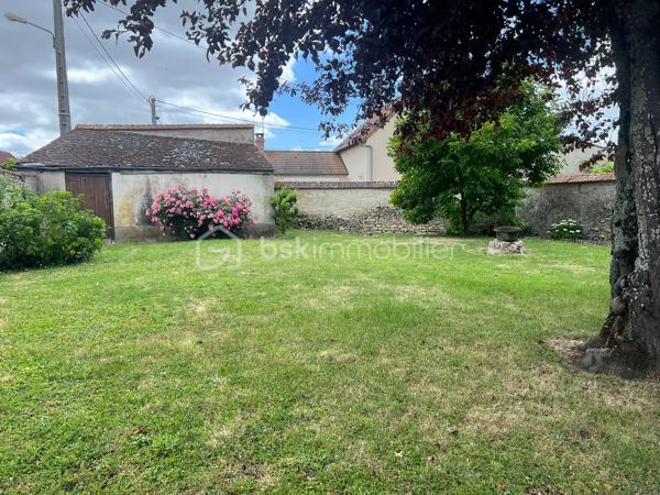 À 15 min sud d'Étampes, ville avec commerces, médecins, écoles. 
Cette charmante maison familiale et conviviale de 160 m² vous propose une entrée, un séjour lumineux avec cheminée, cuisine ouverte, un coin bureau pouvant être transformé en chambre, buanderie et 1 WC. A l'étage on découvre 3 chambres, une salle de bain avec WC et pour finir vous pourrez profiter d'une spacieuse chambre de plus de 45m² au dernier étage. La maison offre egalement une superbe cave voutrée, un grand garage et un beau jardin de 503m² clos de mur et arboré.

Le bien dispose d'un système de chauffage individuel électrique et un vitrage double,  coup de cœur !  Contactez ALEXANDRE CARDONNEL pour plus d’informations.