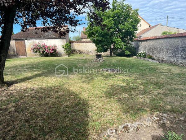 À 15 min sud d'Étampes, ville avec commerces, médecins, écoles. 
Cette charmante maison familiale et conviviale de 160 m² vous propose une entrée, un séjour lumineux avec cheminée, cuisine ouverte, un coin bureau pouvant être transformé en chambre, buanderie et 1 WC. A l'étage on découvre 3 chambres, une salle de bain avec WC et pour finir vous pourrez profiter d'une spacieuse chambre de plus de 45m² au dernier étage. La maison offre egalement une superbe cave voutrée, un grand garage et un beau jardin de 503m² clos de mur et arboré.

Le bien dispose d'un système de chauffage individuel électrique et un vitrage double,  coup de cœur !  Contactez ALEXANDRE CARDONNEL pour plus d’informations.
