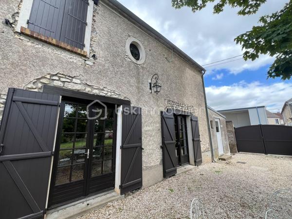 À 15 min sud d'Étampes, ville avec commerces, médecins, écoles. 
Cette charmante maison familiale et conviviale de 160 m² vous propose une entrée, un séjour lumineux avec cheminée, cuisine ouverte, un coin bureau pouvant être transformé en chambre, buanderie et 1 WC. A l'étage on découvre 3 chambres, une salle de bain avec WC et pour finir vous pourrez profiter d'une spacieuse chambre de plus de 45m² au dernier étage. La maison offre egalement une superbe cave voutrée, un grand garage et un beau jardin de 503m² clos de mur et arboré.

Le bien dispose d'un système de chauffage individuel électrique et un vitrage double,  coup de cœur !  Contactez ALEXANDRE CARDONNEL pour plus d’informations.