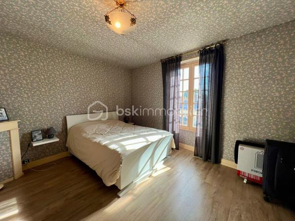 À 15 min sud d'Étampes, ville avec commerces, médecins, écoles. 
Cette charmante maison familiale et conviviale de 160 m² vous propose une entrée, un séjour lumineux avec cheminée, cuisine ouverte, un coin bureau pouvant être transformé en chambre, buanderie et 1 WC. A l'étage on découvre 3 chambres, une salle de bain avec WC et pour finir vous pourrez profiter d'une spacieuse chambre de plus de 45m² au dernier étage. La maison offre egalement une superbe cave voutrée, un grand garage et un beau jardin de 503m² clos de mur et arboré.

Le bien dispose d'un système de chauffage individuel électrique et un vitrage double,  coup de cœur !  Contactez ALEXANDRE CARDONNEL pour plus d’informations.