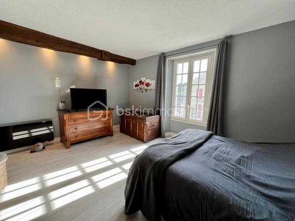 À 15 min sud d'Étampes, ville avec commerces, médecins, écoles. 
Cette charmante maison familiale et conviviale de 160 m² vous propose une entrée, un séjour lumineux avec cheminée, cuisine ouverte, un coin bureau pouvant être transformé en chambre, buanderie et 1 WC. A l'étage on découvre 3 chambres, une salle de bain avec WC et pour finir vous pourrez profiter d'une spacieuse chambre de plus de 45m² au dernier étage. La maison offre egalement une superbe cave voutrée, un grand garage et un beau jardin de 503m² clos de mur et arboré.

Le bien dispose d'un système de chauffage individuel électrique et un vitrage double,  coup de cœur !  Contactez ALEXANDRE CARDONNEL pour plus d’informations.