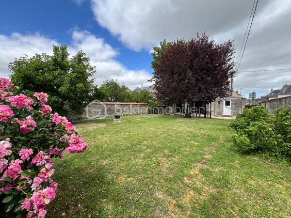 À 15 min sud d'Étampes, ville avec commerces, médecins, écoles. 
Cette charmante maison familiale et conviviale de 160 m² vous propose une entrée, un séjour lumineux avec cheminée, cuisine ouverte, un coin bureau pouvant être transformé en chambre, buanderie et 1 WC. A l'étage on découvre 3 chambres, une salle de bain avec WC et pour finir vous pourrez profiter d'une spacieuse chambre de plus de 45m² au dernier étage. La maison offre egalement une superbe cave voutrée, un grand garage et un beau jardin de 503m² clos de mur et arboré.

Le bien dispose d'un système de chauffage individuel électrique et un vitrage double,  coup de cœur !  Contactez ALEXANDRE CARDONNEL pour plus d’informations.