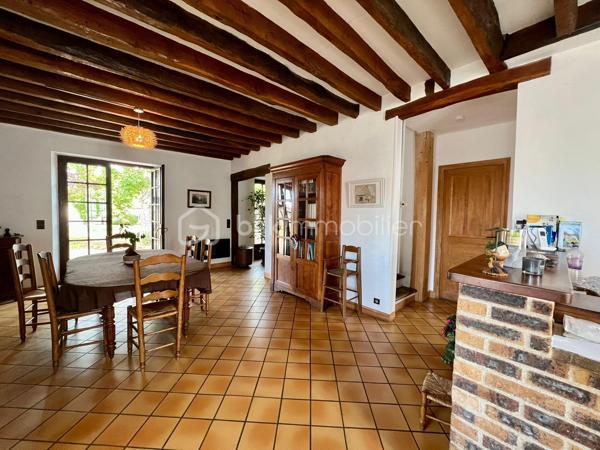 À 15 min sud d'Étampes, ville avec commerces, médecins, écoles. 
Cette charmante maison familiale et conviviale de 160 m² vous propose une entrée, un séjour lumineux avec cheminée, cuisine ouverte, un coin bureau pouvant être transformé en chambre, buanderie et 1 WC. A l'étage on découvre 3 chambres, une salle de bain avec WC et pour finir vous pourrez profiter d'une spacieuse chambre de plus de 45m² au dernier étage. La maison offre egalement une superbe cave voutrée, un grand garage et un beau jardin de 503m² clos de mur et arboré.

Le bien dispose d'un système de chauffage individuel électrique et un vitrage double,  coup de cœur !  Contactez ALEXANDRE CARDONNEL pour plus d’informations.