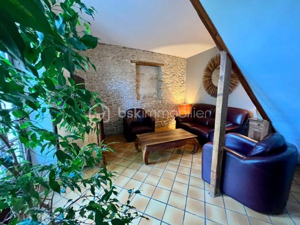 À 15 min sud d'Étampes, ville avec commerces, médecins, écoles. 
Cette charmante maison familiale et conviviale de 160 m² vous propose une entrée, un séjour lumineux avec cheminée, cuisine ouverte, un coin bureau pouvant être transformé en chambre, buanderie et 1 WC. A l'étage on découvre 3 chambres, une salle de bain avec WC et pour finir vous pourrez profiter d'une spacieuse chambre de plus de 45m² au dernier étage. La maison offre egalement une superbe cave voutrée, un grand garage et un beau jardin de 503m² clos de mur et arboré.

Le bien dispose d'un système de chauffage individuel électrique et un vitrage double,  coup de cœur !  Contactez ALEXANDRE CARDONNEL pour plus d’informations.