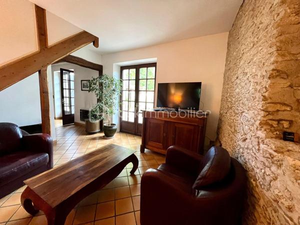 À 15 min sud d'Étampes, ville avec commerces, médecins, écoles. 
Cette charmante maison familiale et conviviale de 160 m² vous propose une entrée, un séjour lumineux avec cheminée, cuisine ouverte, un coin bureau pouvant être transformé en chambre, buanderie et 1 WC. A l'étage on découvre 3 chambres, une salle de bain avec WC et pour finir vous pourrez profiter d'une spacieuse chambre de plus de 45m² au dernier étage. La maison offre egalement une superbe cave voutrée, un grand garage et un beau jardin de 503m² clos de mur et arboré.

Le bien dispose d'un système de chauffage individuel électrique et un vitrage double,  coup de cœur !  Contactez ALEXANDRE CARDONNEL pour plus d’informations.
