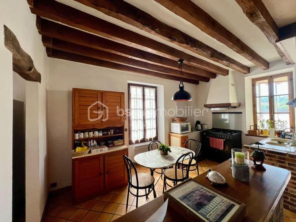 À 15 min sud d'Étampes, ville avec commerces, médecins, écoles. 
Cette charmante maison familiale et conviviale de 160 m² vous propose une entrée, un séjour lumineux avec cheminée, cuisine ouverte, un coin bureau pouvant être transformé en chambre, buanderie et 1 WC. A l'étage on découvre 3 chambres, une salle de bain avec WC et pour finir vous pourrez profiter d'une spacieuse chambre de plus de 45m² au dernier étage. La maison offre egalement une superbe cave voutrée, un grand garage et un beau jardin de 503m² clos de mur et arboré.

Le bien dispose d'un système de chauffage individuel électrique et un vitrage double,  coup de cœur !  Contactez ALEXANDRE CARDONNEL pour plus d’informations.
