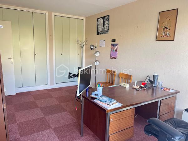 Appartement F2 en rez-de-chaussée avec 2 parkings, cave et gardien.
Residence "LA CROIX BLANCHE "

À découvrir sans tarder, agréable appartement F2 en rez-de-chaussée.

Description du bien

L'appartement se compose de :

Une entrée avec placard de rangement.
Une cuisine indépendante.
Un salon / salle à manger lumineux .
Une chambre avec placards intégrés.
Un dressing.
Une salle de bains.
WC indépendant.


✅ Fenêtres PVC neuves double vitrage
✅ Volets roulants PVC neufs
✅ 1 place de parking en sous-sol
✅ 1 place de parking extérieure 
✅ 1 cave

Transports et accès

🚉 Gare d'Aubergenville-Élisabethville (Ligne J Transilien)
Accès vers Paris Saint-Lazare, Mantes-la-Jolie et Vernon
🚶 Environ 18 minutes à pied

🚌 Arrêts de bus à seulement 3 à 10 minutes à pied desservant :

Aubergenville
Les Mureaux
Épône
Mantes-la-Jolie

Principales lignes :
5328 • 5341 • 5410 • 5411 • 5442 • 5443 • 5444 • 5445 • 5484 • 6507 • 6523 • 6593

Les atouts

✔ Rez-de-chaussée pratique et accessible
✔ Nombreux rangements (placards et dressing)
✔ Double stationnement privé
✔ Cave
✔ Fenêtres et volets roulants neufs
✔ Proximité des transports et des commodités

📞 Pour tout renseignement complémentaire ou pour organiser une visite, contactez-nous dès maintenant.