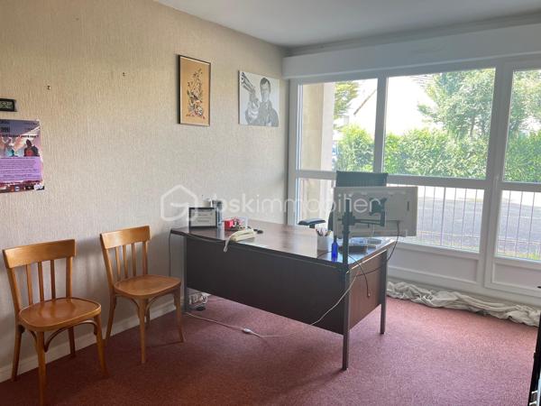 Appartement F2 en rez-de-chaussée avec 2 parkings, cave et gardien.
Residence "LA CROIX BLANCHE "

À découvrir sans tarder, agréable appartement F2 en rez-de-chaussée.

Description du bien

L'appartement se compose de :

Une entrée avec placard de rangement.
Une cuisine indépendante.
Un salon / salle à manger lumineux .
Une chambre avec placards intégrés.
Un dressing.
Une salle de bains.
WC indépendant.


✅ Fenêtres PVC neuves double vitrage
✅ Volets roulants PVC neufs
✅ 1 place de parking en sous-sol
✅ 1 place de parking extérieure 
✅ 1 cave

Transports et accès

🚉 Gare d'Aubergenville-Élisabethville (Ligne J Transilien)
Accès vers Paris Saint-Lazare, Mantes-la-Jolie et Vernon
🚶 Environ 18 minutes à pied

🚌 Arrêts de bus à seulement 3 à 10 minutes à pied desservant :

Aubergenville
Les Mureaux
Épône
Mantes-la-Jolie

Principales lignes :
5328 • 5341 • 5410 • 5411 • 5442 • 5443 • 5444 • 5445 • 5484 • 6507 • 6523 • 6593

Les atouts

✔ Rez-de-chaussée pratique et accessible
✔ Nombreux rangements (placards et dressing)
✔ Double stationnement privé
✔ Cave
✔ Fenêtres et volets roulants neufs
✔ Proximité des transports et des commodités

📞 Pour tout renseignement complémentaire ou pour organiser une visite, contactez-nous dès maintenant.