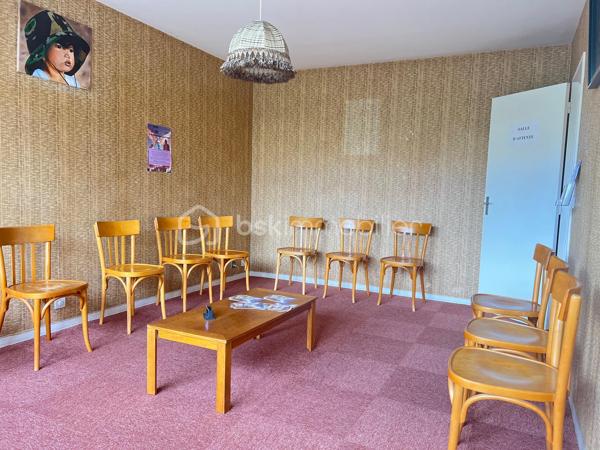 Appartement F2 en rez-de-chaussée avec 2 parkings, cave et gardien.
Residence "LA CROIX BLANCHE "

À découvrir sans tarder, agréable appartement F2 en rez-de-chaussée.

Description du bien

L'appartement se compose de :

Une entrée avec placard de rangement.
Une cuisine indépendante.
Un salon / salle à manger lumineux .
Une chambre avec placards intégrés.
Un dressing.
Une salle de bains.
WC indépendant.


✅ Fenêtres PVC neuves double vitrage
✅ Volets roulants PVC neufs
✅ 1 place de parking en sous-sol
✅ 1 place de parking extérieure 
✅ 1 cave

Transports et accès

🚉 Gare d'Aubergenville-Élisabethville (Ligne J Transilien)
Accès vers Paris Saint-Lazare, Mantes-la-Jolie et Vernon
🚶 Environ 18 minutes à pied

🚌 Arrêts de bus à seulement 3 à 10 minutes à pied desservant :

Aubergenville
Les Mureaux
Épône
Mantes-la-Jolie

Principales lignes :
5328 • 5341 • 5410 • 5411 • 5442 • 5443 • 5444 • 5445 • 5484 • 6507 • 6523 • 6593

Les atouts

✔ Rez-de-chaussée pratique et accessible
✔ Nombreux rangements (placards et dressing)
✔ Double stationnement privé
✔ Cave
✔ Fenêtres et volets roulants neufs
✔ Proximité des transports et des commodités

📞 Pour tout renseignement complémentaire ou pour organiser une visite, contactez-nous dès maintenant.