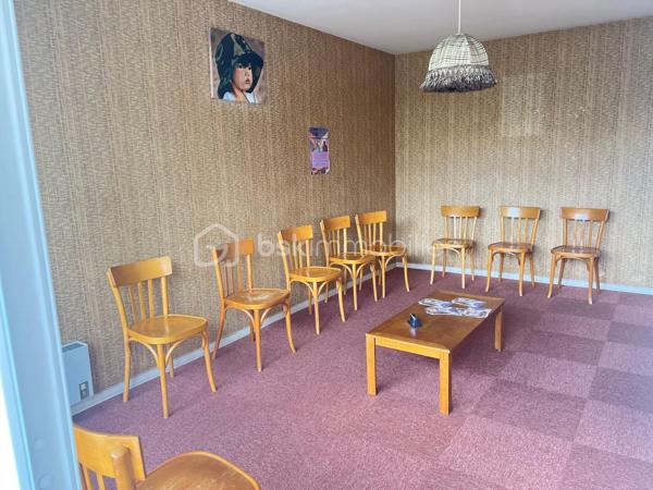 Appartement F2 en rez-de-chaussée avec 2 parkings, cave et gardien.
Residence "LA CROIX BLANCHE "

À découvrir sans tarder, agréable appartement F2 en rez-de-chaussée.

Description du bien

L'appartement se compose de :

Une entrée avec placard de rangement.
Une cuisine indépendante.
Un salon / salle à manger lumineux .
Une chambre avec placards intégrés.
Un dressing.
Une salle de bains.
WC indépendant.


✅ Fenêtres PVC neuves double vitrage
✅ Volets roulants PVC neufs
✅ 1 place de parking en sous-sol
✅ 1 place de parking extérieure 
✅ 1 cave

Transports et accès

🚉 Gare d'Aubergenville-Élisabethville (Ligne J Transilien)
Accès vers Paris Saint-Lazare, Mantes-la-Jolie et Vernon
🚶 Environ 18 minutes à pied

🚌 Arrêts de bus à seulement 3 à 10 minutes à pied desservant :

Aubergenville
Les Mureaux
Épône
Mantes-la-Jolie

Principales lignes :
5328 • 5341 • 5410 • 5411 • 5442 • 5443 • 5444 • 5445 • 5484 • 6507 • 6523 • 6593

Les atouts

✔ Rez-de-chaussée pratique et accessible
✔ Nombreux rangements (placards et dressing)
✔ Double stationnement privé
✔ Cave
✔ Fenêtres et volets roulants neufs
✔ Proximité des transports et des commodités

📞 Pour tout renseignement complémentaire ou pour organiser une visite, contactez-nous dès maintenant.