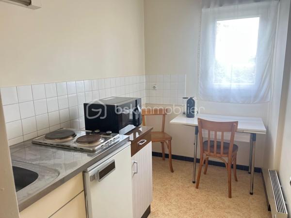 Appartement F2 en rez-de-chaussée avec 2 parkings, cave et gardien.
Residence "LA CROIX BLANCHE "

À découvrir sans tarder, agréable appartement F2 en rez-de-chaussée.

Description du bien

L'appartement se compose de :

Une entrée avec placard de rangement.
Une cuisine indépendante.
Un salon / salle à manger lumineux .
Une chambre avec placards intégrés.
Un dressing.
Une salle de bains.
WC indépendant.


✅ Fenêtres PVC neuves double vitrage
✅ Volets roulants PVC neufs
✅ 1 place de parking en sous-sol
✅ 1 place de parking extérieure 
✅ 1 cave

Transports et accès

🚉 Gare d'Aubergenville-Élisabethville (Ligne J Transilien)
Accès vers Paris Saint-Lazare, Mantes-la-Jolie et Vernon
🚶 Environ 18 minutes à pied

🚌 Arrêts de bus à seulement 3 à 10 minutes à pied desservant :

Aubergenville
Les Mureaux
Épône
Mantes-la-Jolie

Principales lignes :
5328 • 5341 • 5410 • 5411 • 5442 • 5443 • 5444 • 5445 • 5484 • 6507 • 6523 • 6593

Les atouts

✔ Rez-de-chaussée pratique et accessible
✔ Nombreux rangements (placards et dressing)
✔ Double stationnement privé
✔ Cave
✔ Fenêtres et volets roulants neufs
✔ Proximité des transports et des commodités

📞 Pour tout renseignement complémentaire ou pour organiser une visite, contactez-nous dès maintenant.