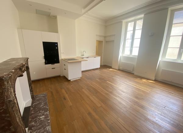 Appartement Dijon 2 pièce(s) 45 m2 Hôtel particulier + cave