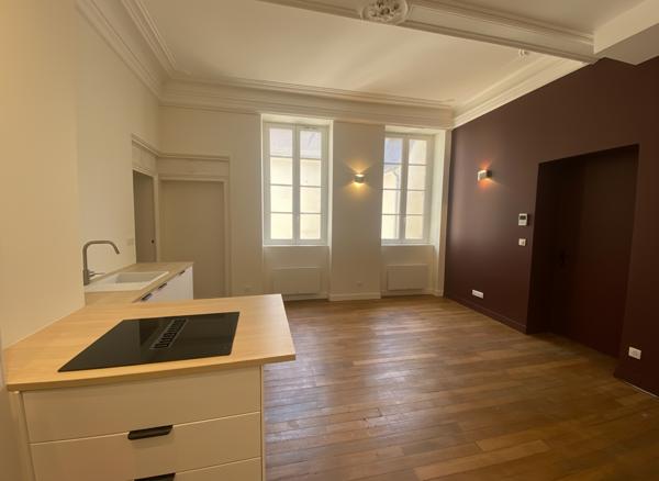 Appartement Dijon 2 pièce(s) 45 m2 Hôtel particulier + cave