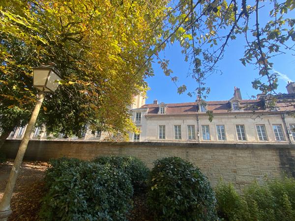 Appartement Dijon 2 pièce(s) 45 m2 Hôtel particulier + cave