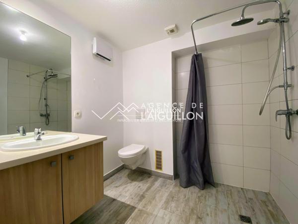 Apt. 3 pièces avec terrasse et 2 places de parking