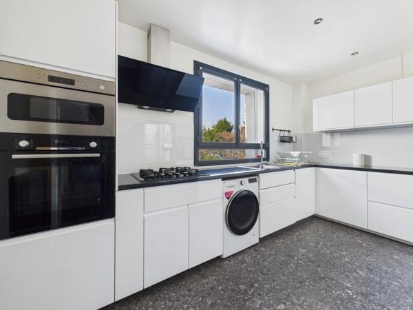 MAISON DE PRESTIGE – RÉNOVATION INTÉGRALE – FINITIONS HAUT DE GAMME – INSERT – CLIMATISATION RÉVERSIBLE – CHAUDIÈRE RÉCENTE – CUISINES ÉQUIPÉES – SALLES DE BAINS NEUVES – CUISINE D’ÉTÉ – FOUR À PIZZA