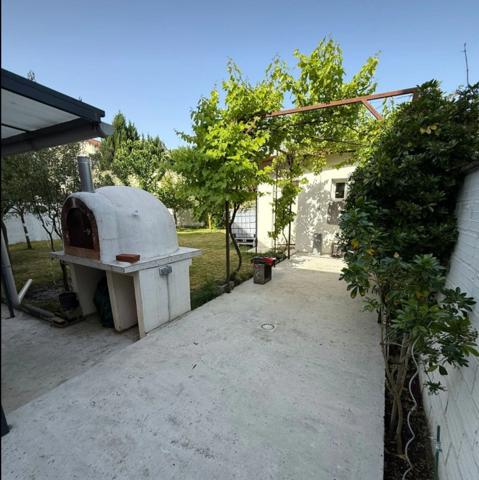MAISON DE PRESTIGE – RÉNOVATION INTÉGRALE – FINITIONS HAUT DE GAMME – INSERT – CLIMATISATION RÉVERSIBLE – CHAUDIÈRE RÉCENTE – CUISINES ÉQUIPÉES – SALLES DE BAINS NEUVES – CUISINE D’ÉTÉ – FOUR À PIZZA