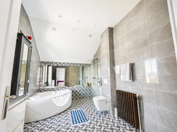 MAISON DE PRESTIGE – RÉNOVATION INTÉGRALE – FINITIONS HAUT DE GAMME – INSERT – CLIMATISATION RÉVERSIBLE – CHAUDIÈRE RÉCENTE – CUISINES ÉQUIPÉES – SALLES DE BAINS NEUVES – CUISINE D’ÉTÉ – FOUR À PIZZA