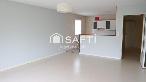 A Tinténiac, appartement proche des commodités.