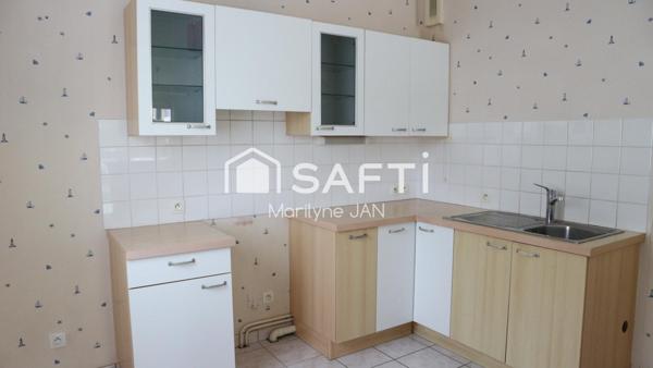 A Tinténiac, appartement proche des commodités.