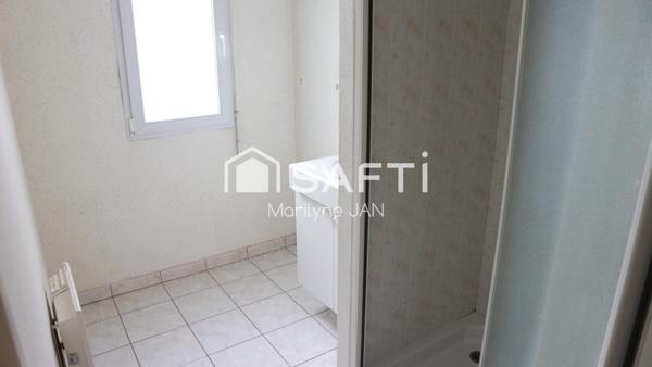 A Tinténiac, appartement proche des commodités.