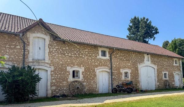 Maison en pierre avec gîte et dépendances du château avec jardin et piscine proche Périgueux. Bassilac