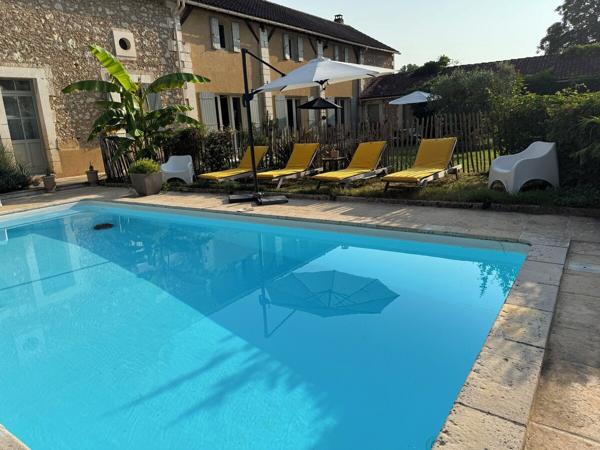 Maison en pierre avec gîte et dépendances du château avec jardin et piscine proche Périgueux. Bassilac