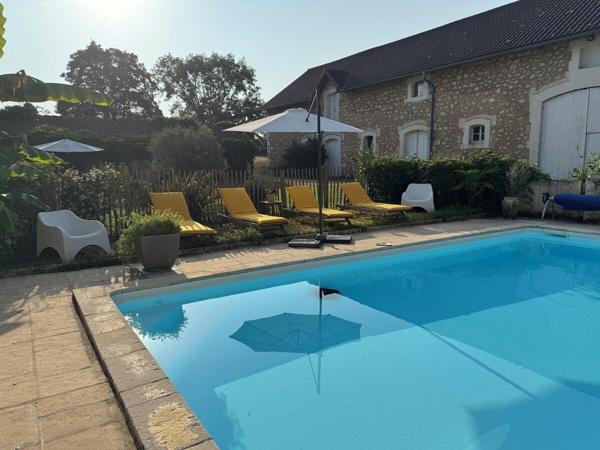 Maison en pierre avec gîte et dépendances du château avec jardin et piscine proche Périgueux. Bassilac