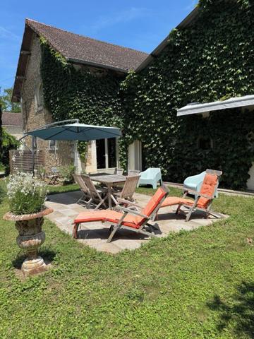 Maison en pierre avec gîte et dépendances du château avec jardin et piscine proche Périgueux. Bassilac