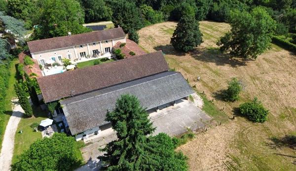 Maison en pierre avec gîte et dépendances du château avec jardin et piscine proche Périgueux. Bassilac