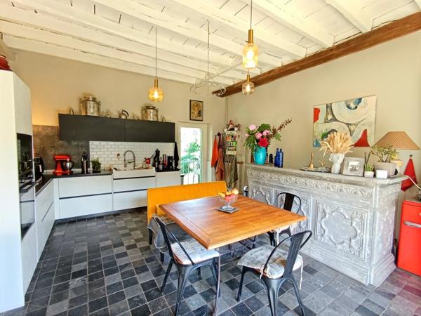 Maison en pierre avec gîte et dépendances du château avec jardin et piscine proche Périgueux. Bassilac