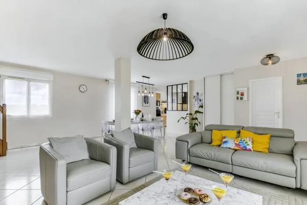 MAISON FAMILIALE T7 180 M2 PISCINE PANNEAUX SOLAIRES