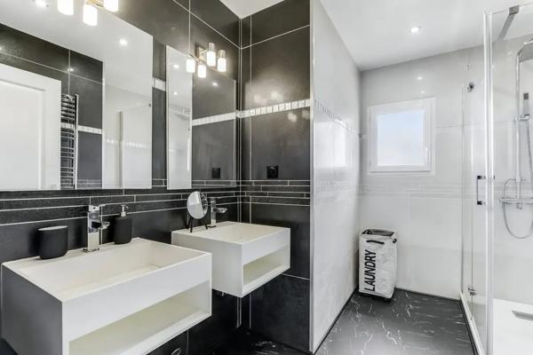 MAISON FAMILIALE T7 180 M2 PISCINE PANNEAUX SOLAIRES