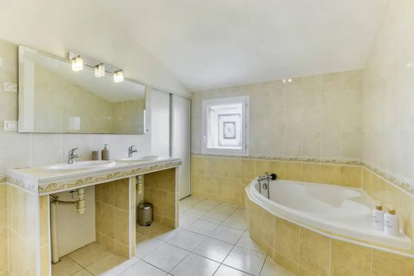MAISON FAMILIALE T7 180 M2 PISCINE PANNEAUX SOLAIRES