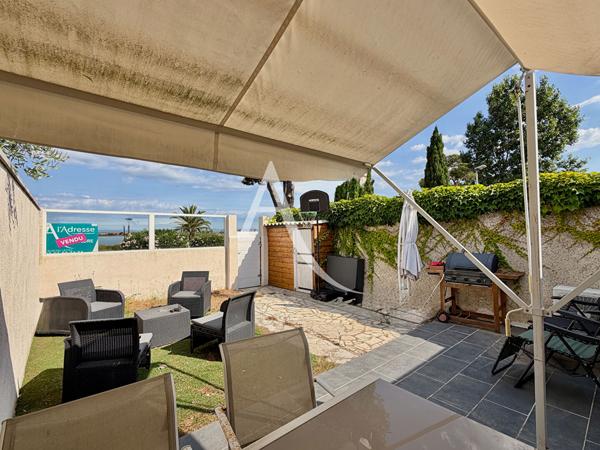 PALAVAS-LES-FLOTS - RIVE DROITE - MAISON - VUE ÉTANG - 87 M² - UNE PARCELLE DE 204 M² - UNE CHAMBRE - UN COIN NUIT OU BUREAU - UNE CHAMBRE EN MEZZANINE + UN APPARTEMENT 2 PIÈCES INDÉPENDANT.