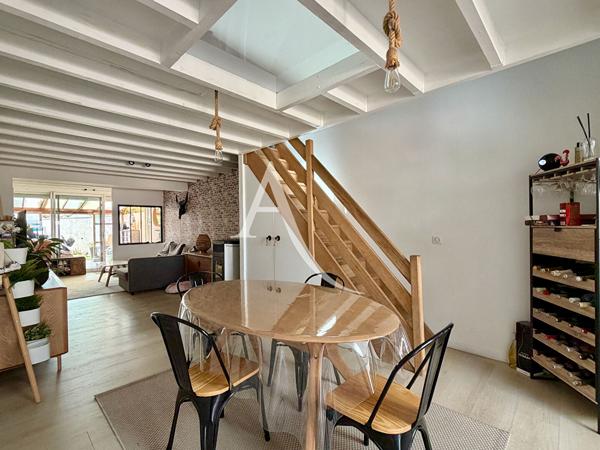 PALAVAS-LES-FLOTS - RIVE DROITE - MAISON - VUE ÉTANG - 87 M² - UNE PARCELLE DE 204 M² - UNE CHAMBRE - UN COIN NUIT OU BUREAU - UNE CHAMBRE EN MEZZANINE + UN APPARTEMENT 2 PIÈCES INDÉPENDANT.