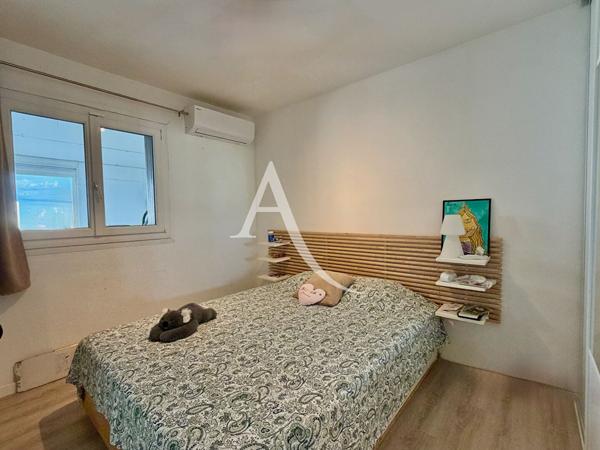 PALAVAS-LES-FLOTS - RIVE DROITE - MAISON - VUE ÉTANG - 87 M² - UNE PARCELLE DE 204 M² - UNE CHAMBRE - UN COIN NUIT OU BUREAU - UNE CHAMBRE EN MEZZANINE + UN APPARTEMENT 2 PIÈCES INDÉPENDANT.