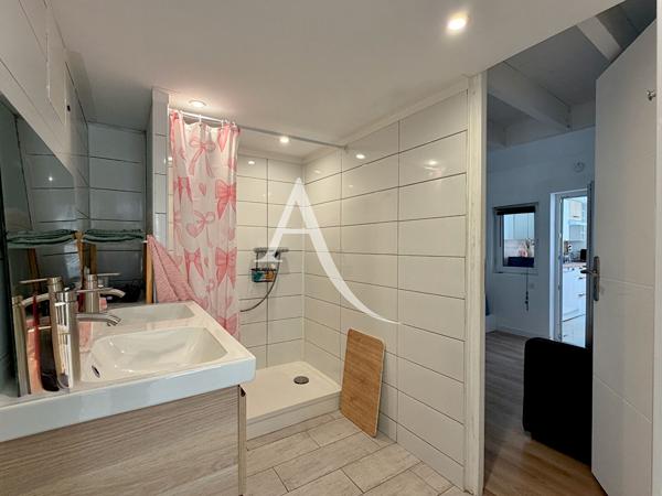 PALAVAS-LES-FLOTS - RIVE DROITE - MAISON - VUE ÉTANG - 87 M² - UNE PARCELLE DE 204 M² - UNE CHAMBRE - UN COIN NUIT OU BUREAU - UNE CHAMBRE EN MEZZANINE + UN APPARTEMENT 2 PIÈCES INDÉPENDANT.