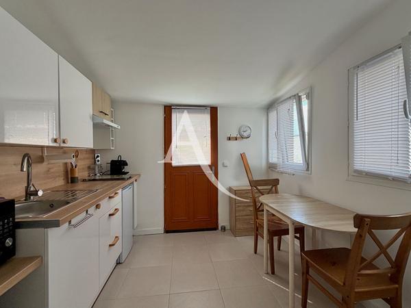 PALAVAS-LES-FLOTS - RIVE DROITE - MAISON - VUE ÉTANG - 87 M² - UNE PARCELLE DE 204 M² - UNE CHAMBRE - UN COIN NUIT OU BUREAU - UNE CHAMBRE EN MEZZANINE + UN APPARTEMENT 2 PIÈCES INDÉPENDANT.
