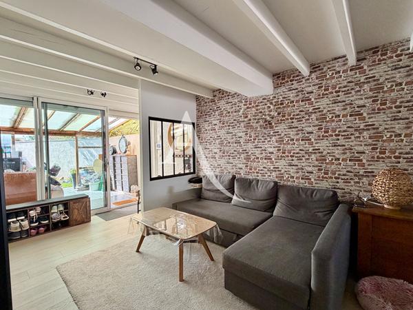 PALAVAS-LES-FLOTS - RIVE DROITE - MAISON - VUE ÉTANG - 87 M² - UNE PARCELLE DE 204 M² - UNE CHAMBRE - UN COIN NUIT OU BUREAU - UNE CHAMBRE EN MEZZANINE + UN APPARTEMENT 2 PIÈCES INDÉPENDANT.