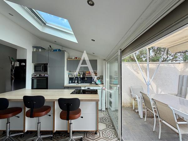 PALAVAS-LES-FLOTS - RIVE DROITE - MAISON - VUE ÉTANG - 87 M² - UNE PARCELLE DE 204 M² - UNE CHAMBRE - UN COIN NUIT OU BUREAU - UNE CHAMBRE EN MEZZANINE + UN APPARTEMENT 2 PIÈCES INDÉPENDANT.