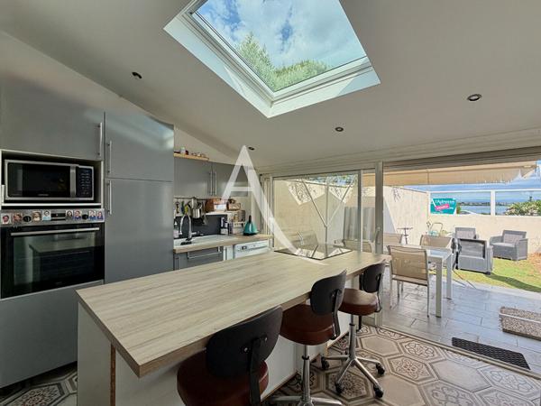 PALAVAS-LES-FLOTS - RIVE DROITE - MAISON - VUE ÉTANG - 87 M² - UNE PARCELLE DE 204 M² - UNE CHAMBRE - UN COIN NUIT OU BUREAU - UNE CHAMBRE EN MEZZANINE + UN APPARTEMENT 2 PIÈCES INDÉPENDANT.