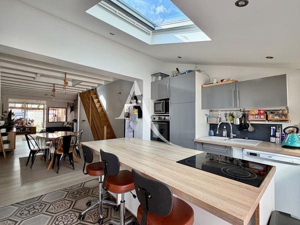 PALAVAS-LES-FLOTS - RIVE DROITE - MAISON - VUE ÉTANG - 87 M² - UNE PARCELLE DE 204 M² - UNE CHAMBRE - UN COIN NUIT OU BUREAU - UNE CHAMBRE EN MEZZANINE + UN APPARTEMENT 2 PIÈCES INDÉPENDANT.
