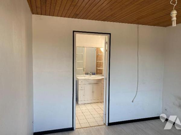 Maison d'habitation comprenant :
Au rez-de-chaussée : entrée par la cuisine, WC, salle de douc...