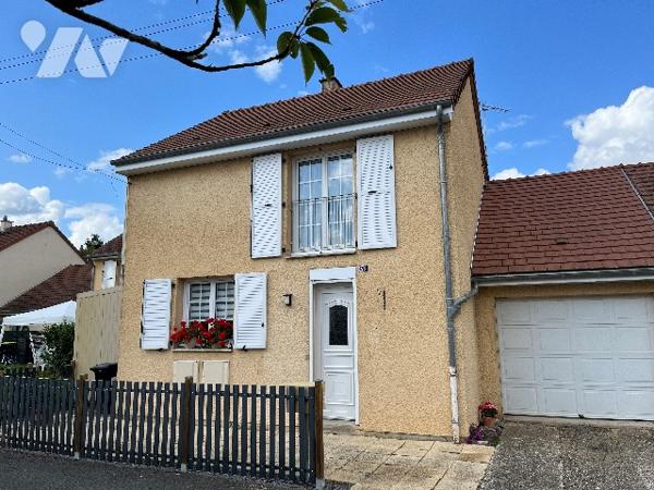 Maison d'habitation comprenant : salon-séjour, cuisine, 2 chambres, salle de bains, véranda, garage.