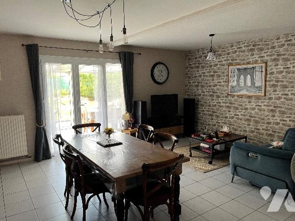 Maison d'habitation comprenant : salon-séjour, cuisine, 2 chambres, salle de bains, véranda, garage.