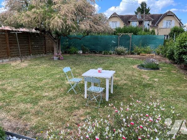 Maison d'habitation comprenant : salon-séjour, cuisine, 2 chambres, salle de bains, véranda, garage.